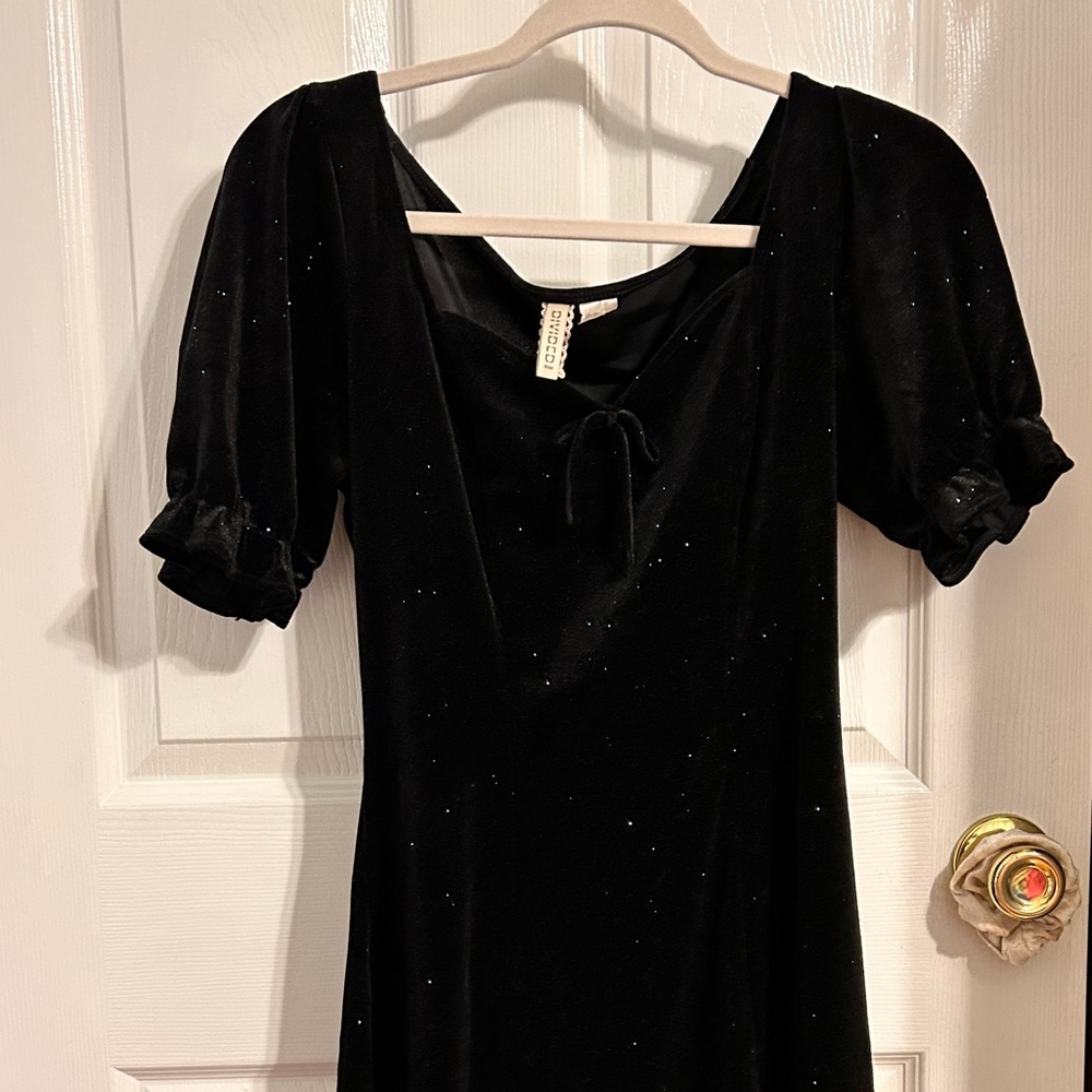 Short Black sparkly dress with short sleeves and small ribbon